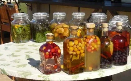 Botellas y vasos de licores caseros cremosos preparados en casa