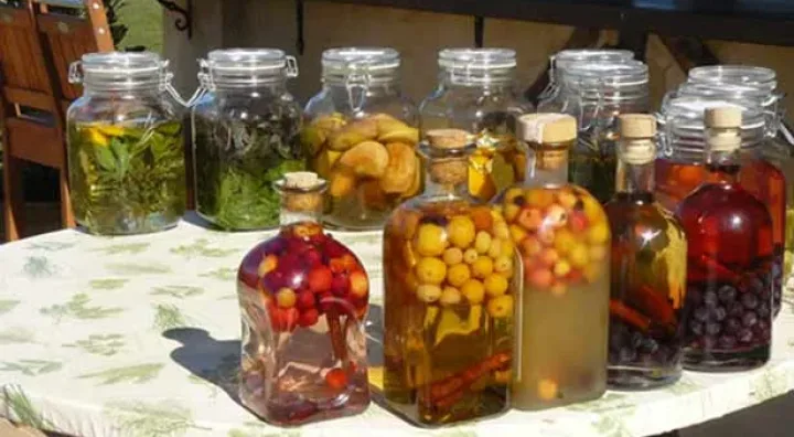 Bouteilles et verres de liqueurs maison crémeuses préparées chez soi