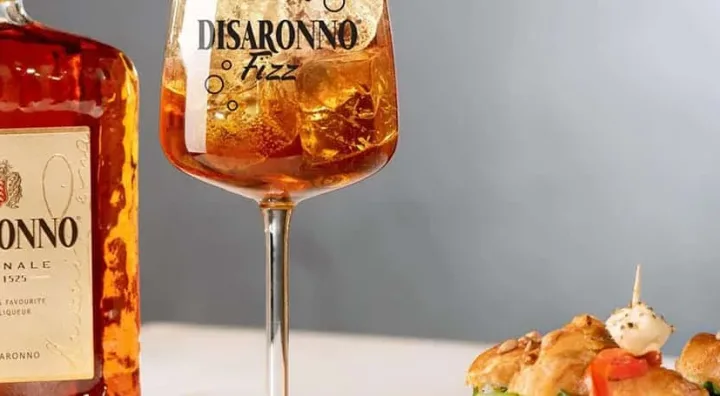 Amaretto Disaronno e bottiglia italiana classica Bottiglia di Amaretto Disaronno dal classico design quadrato