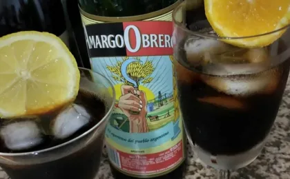 Dunkler Amargo Obrero als traditioneller Kräuteraperitif aus Rosario