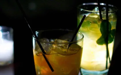 Einfache und schnelle aphrodisierende Cocktails im Glas serviert