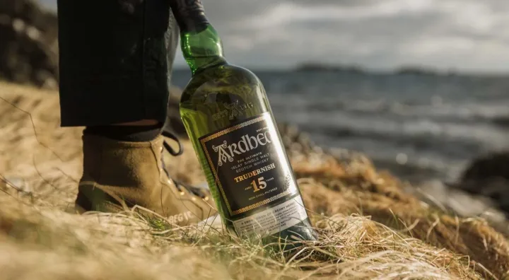 Nueva imagen de la gama Ardbeg Botellas de la gama Ardbeg con nuevo diseño y whisky de Islay