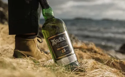 Bouteilles de la gamme Ardbeg au nouveau design avec whisky d’Islay