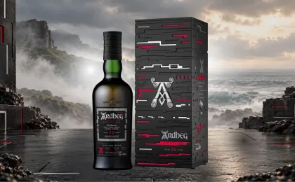Botella de Ardbeg Vintage_Y2K 25 años junto a un paisaje de inspiración escocesa