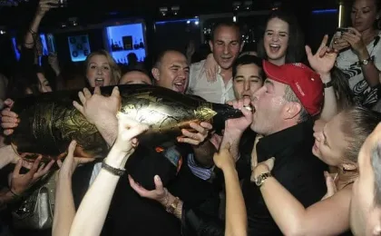 Bottiglia gigante dorata di Armand de Brignac Midas champagne premium