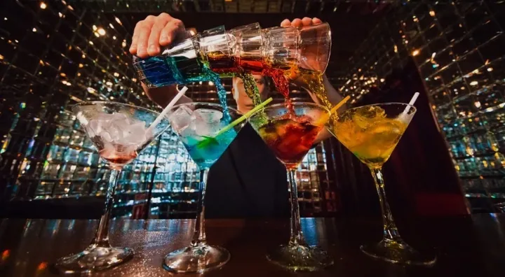 Aroma extraction techniques used in modern cocktail making