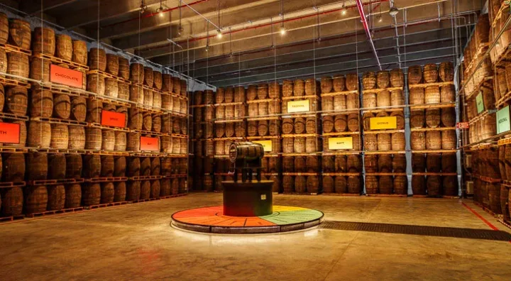 Botti di rum all’interno di Casa Bacardí Interno di un magazzino di invecchiamento con botti di rum a Casa Bacardí Porto Rico