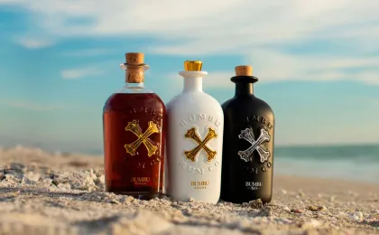 Die drei Flaschenarten der Bumbu-Familie an einem karibischen Strand