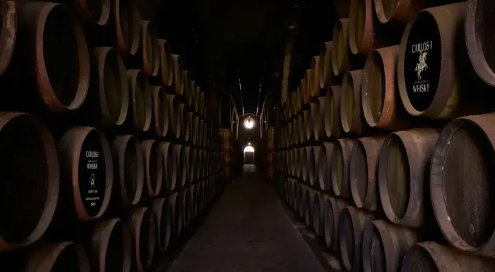 Carlos I et l’influence des fûts de Jerez Fûts de vin de Jerez dans une bodega traditionnelle liés au vieillissement du whisky