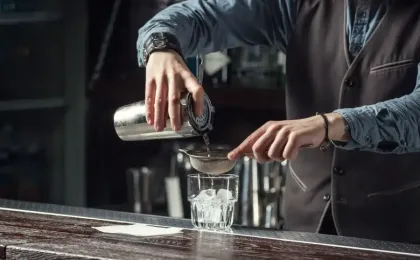 Cocktails servis en verres variés pour illustrer les mesures et volumes