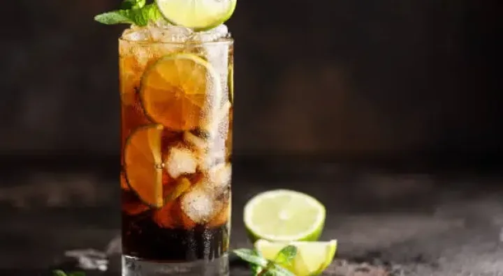 Cuba Libre con cola e rum bianco Cocktail Cuba Libre con rum, cola e limone servito in bicchiere alto