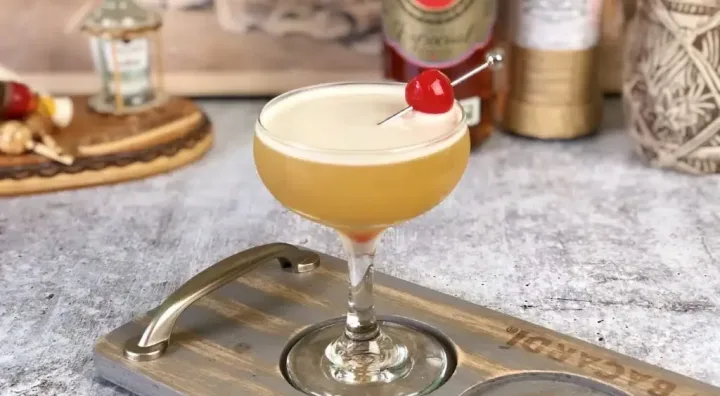 Havana Especial, cocktail cubain au rhum Cocktail Havana Especial servi avec rhum cubain et ananas