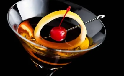 Cocktail Manhattan servi avec whisky, vermouth et cerise au marasquin