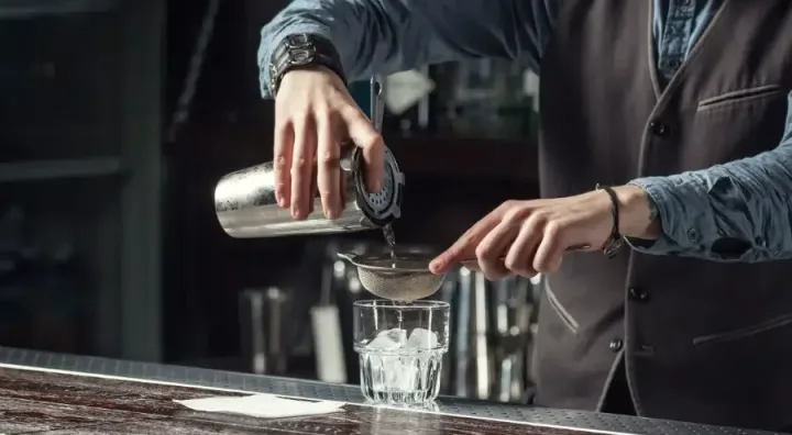 Cocktails nach Volumen einordnen Cocktails und Barzubehör zur Einteilung nach Füllmenge