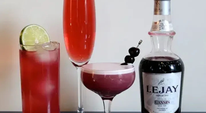 Crème de Cassis aus schwarzen Johannisbeeren Crème de Cassis im Glas, französischer Likör aus schwarzen Johannisbeeren