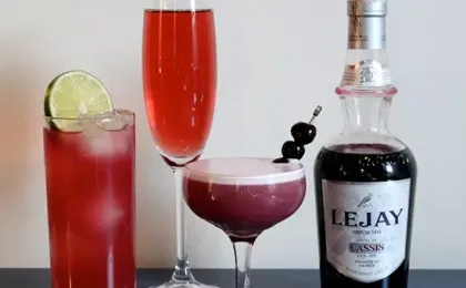 Crème de cassis blackcurrant liqueur served in French style