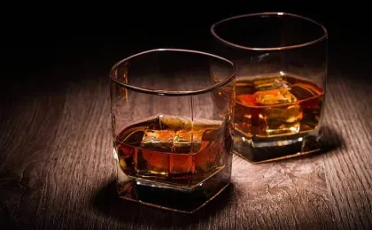 Verres de whisky comparant bourbon américain et whisky écossais