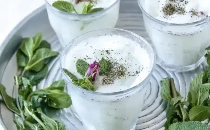 Doogh iraniano servito come bevanda tradizionale a base di yogurt