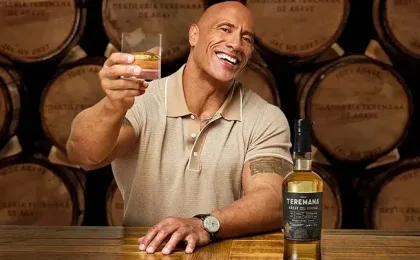 Dwayne Johnson avec Teremana Añejo et bouteilles de tequila artisanale
