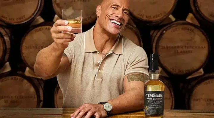 Dwayne Johnson con Teremana Añejo e bottiglie di tequila artigianale