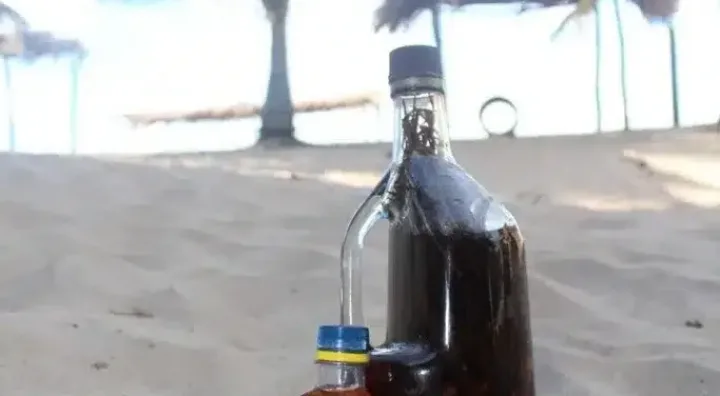 Botella de gifiti hondureño con hierbas y tradición garífuna