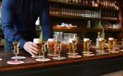 Vaso de genever y cerveza para servir un kopstoot holandés