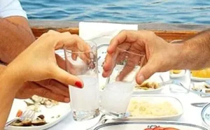 Vaso de raki turco con agua, entrantes meze y tradición de Turquía