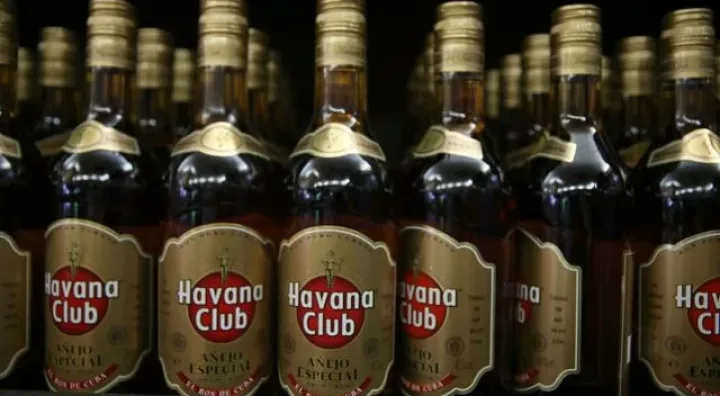 Maestro Ronero de Havana Club expliquant le rhum cubain
