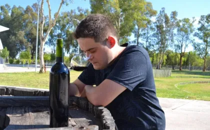 Emiliano Sosa (enólogo argentino) catando un vino tinto