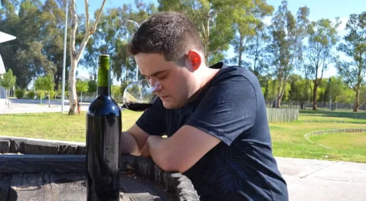 Emiliano Sosa e le sfide quotidiane della viticoltura Emiliano Sosa, enologo argentino, durante la degustazione di un vino rosso