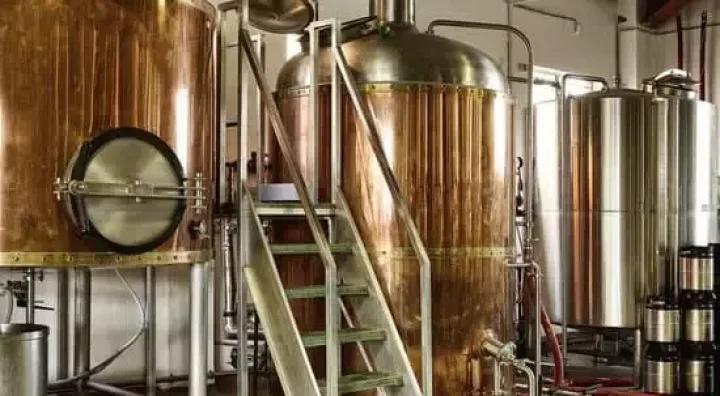 Équipement industriel utilisé pendant la fabrication de la bière
