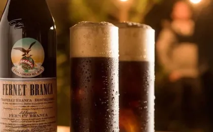 Flasche Fernet Branca mit Bezug zum argentinischen Konsum mit Cola
