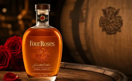 Bottiglia e bicchiere di bourbon Four Roses Limited Edition Small Batch