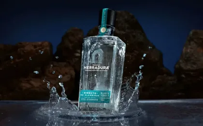 Botella de tequila blanco Herradura junto a agaves azules en Jalisco