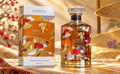 Botella de Hibiki Japanese Harmony Chiso 2026 con decoración floral japonesa