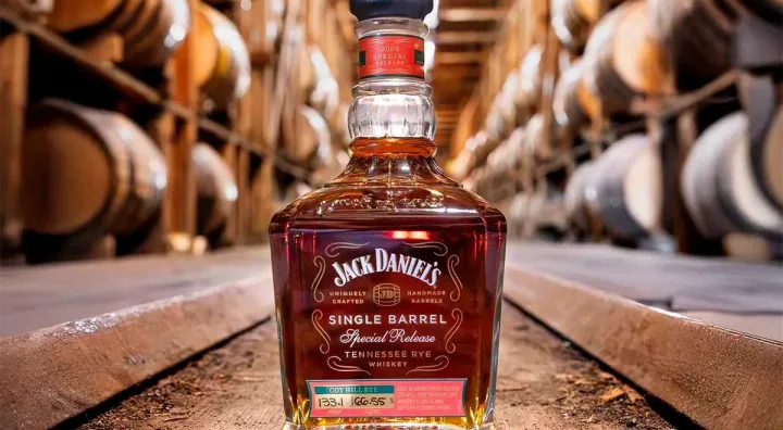Flasche Jack Daniel’s Coy Hill Rye auf einem Eichenfass in Szene gesetzt