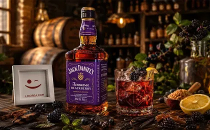 Bottiglia di Jack Daniel’s Tennessee Blackberry servita con ghiaccio e more