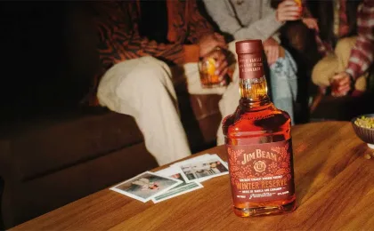 Flasche Jim Beam Winter Reserve als limitierter Winter-Bourbon