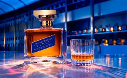 La bouteille Johnnie Walker Vault accompagnée d’un verre de whisky écossais