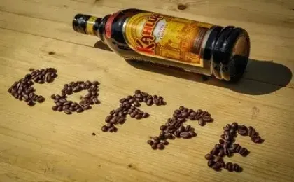 Botella de Kahlúa, licor mexicano de café usado en cócteles