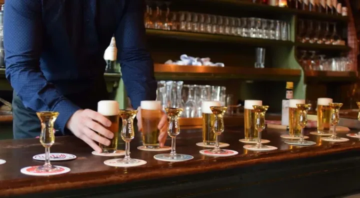 Bicchiere di genever e birra serviti come kopstoot olandese