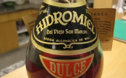 Vaso de hidromiel junto a miel como base de la bebida fermentada