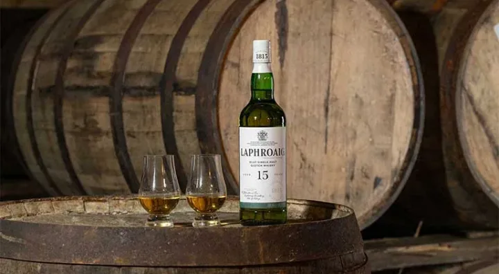 Laphroaig 15 ans avec deux verres de dégustation sur un fût de chêne