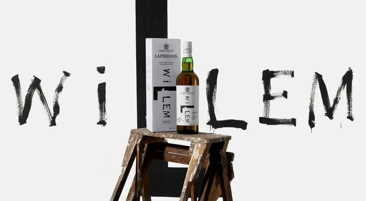 Botella de Laphroaig Willem by Willem en una ambientación de whisky ahumado
