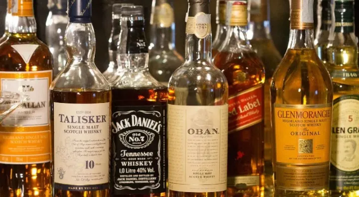 Botella de licor Apry usada como ejemplo de licor popular