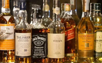 Bouteille de liqueur Apry présentée comme exemple de liqueur populaire
