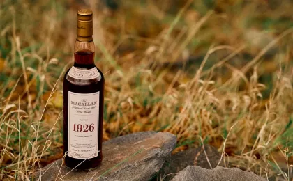 Historische Macallan-1926-Flasche neben ihrer Präsentationsbox