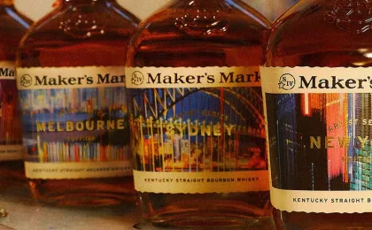 Bouteilles de Maker’s Mark avec des étiquettes artistiques inspirées de grandes villes internationales