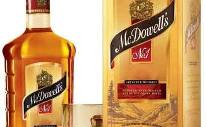 Bottiglia di whisky indiano McDowell’s No.1 con etichetta classica