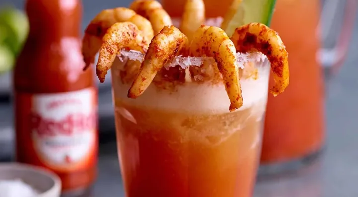Michelada fraîche et épicée à base de bière Verre de Michelada, entre cocktail épicé et bière préparée à la mexicaine